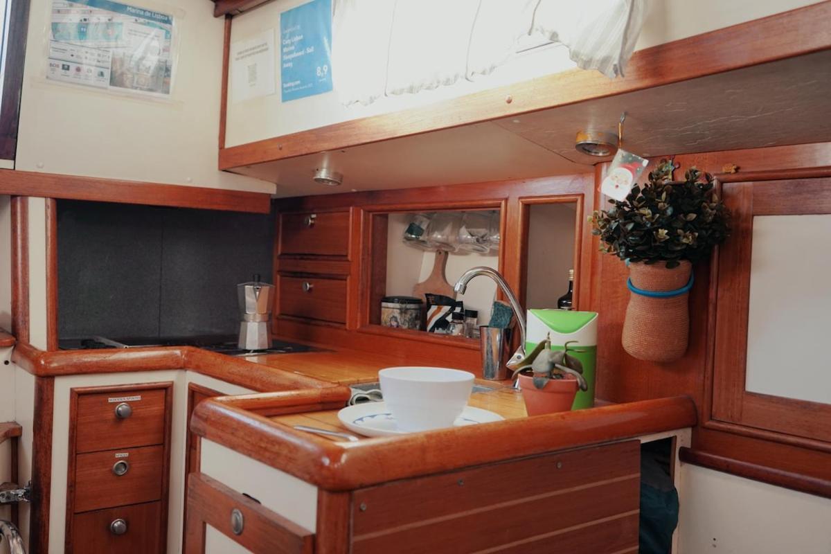 Готель Cozy Lisbon Marina Sleepaboard - Sail Away Екстер'єр фото